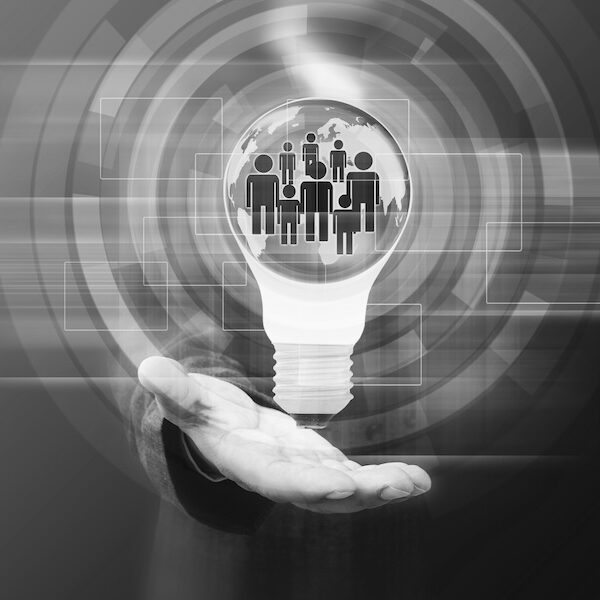 lightbulb around people illustrating vendor risk management